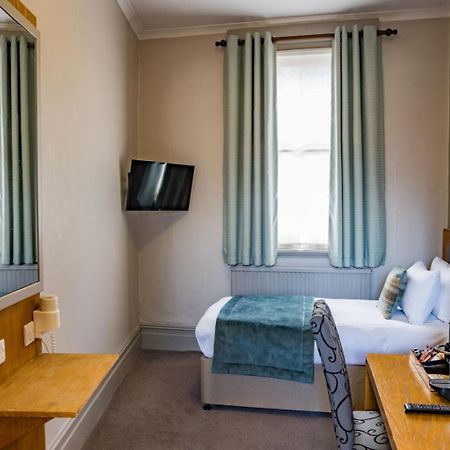 The Goddard Arms Hotel Swindon Buitenkant foto