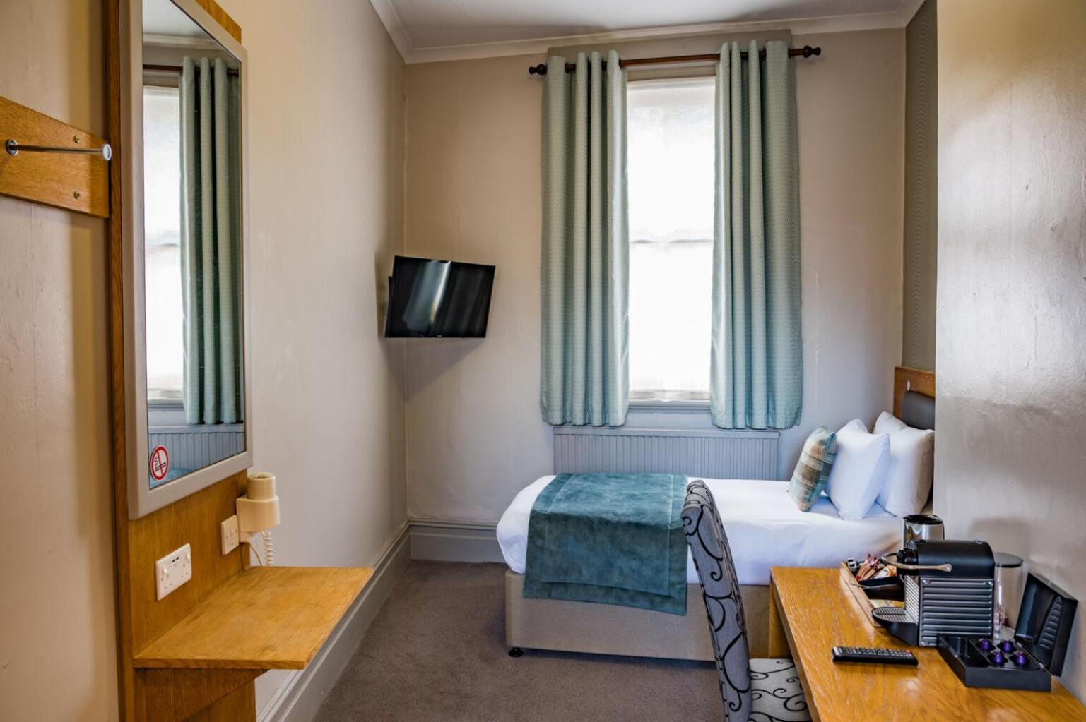 The Goddard Arms Hotel Swindon Buitenkant foto